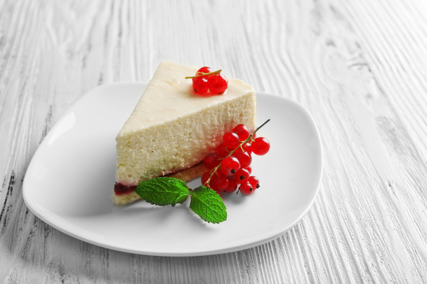 Delicious cheesecake with berries on table close up - Foto, Imagem