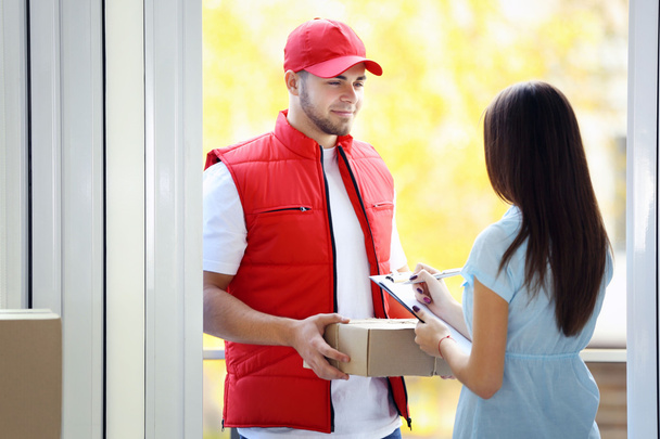 Young woman and delivery man - Foto, Imagem