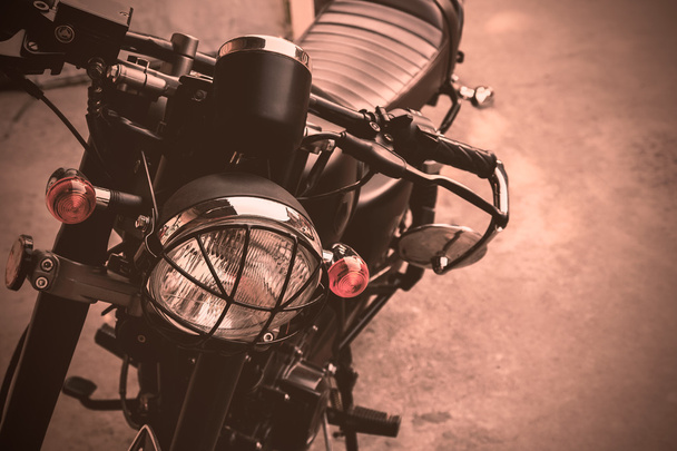 Punto de enfoque selectivo en la motocicleta de la lámpara del faro vintage
 - Foto, Imagen