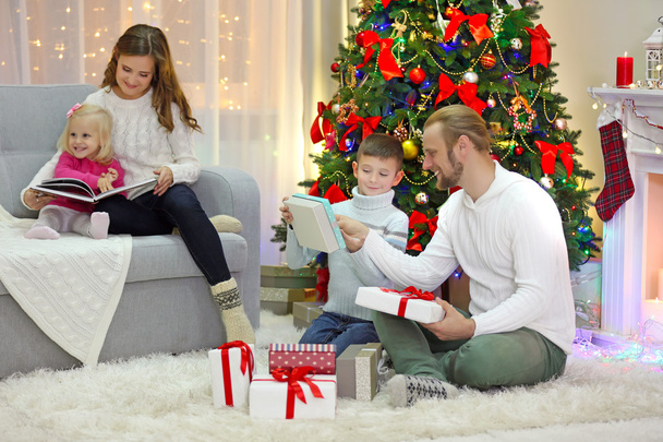 Christmas family in holiday living room - Foto, Imagen