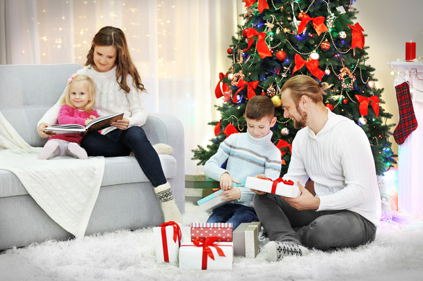 Christmas family in holiday living room - Foto, afbeelding