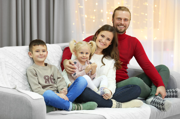 Família de Natal na sala de estar de férias
 - Foto, Imagem