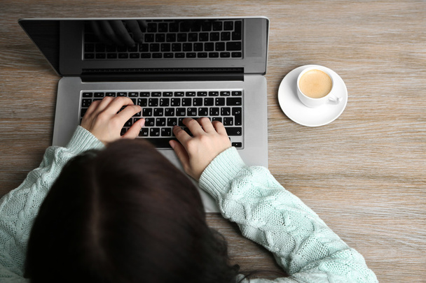 Женщина, работающая с ноутбуком  - Фото, изображение