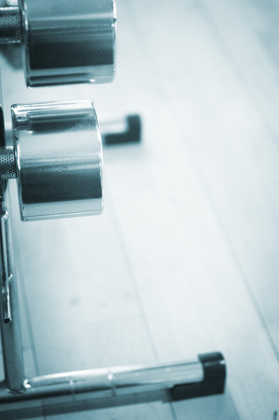 Ćwiczenia i fitness dumbell wagi w siłowni - Zdjęcie, obraz