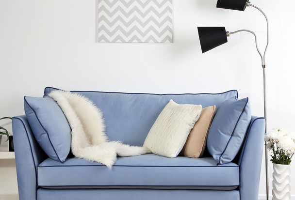 Belle salle de séjour moderne avec canapé bleu et lampadaire
 - Photo, image