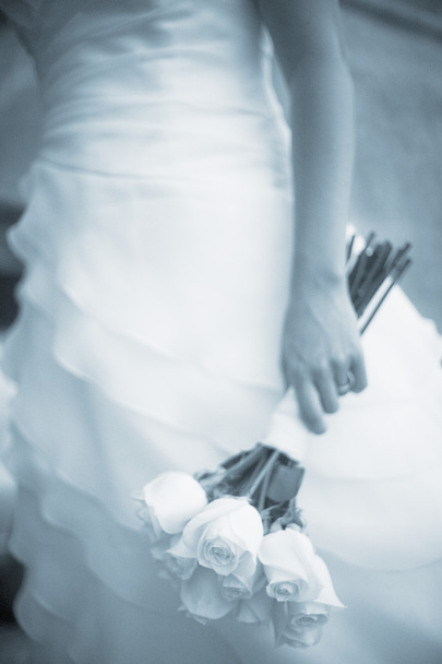 花を持って結婚の結婚式の花嫁 - 写真・画像