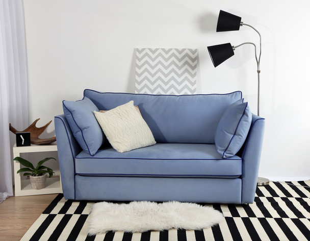 Krásné moderní obývací pokoj s modrou pohovkou a stojací lampa - Fotografie, Obrázek