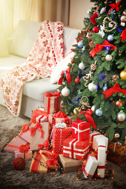 Christmas gifts under the fir tree - Foto, afbeelding