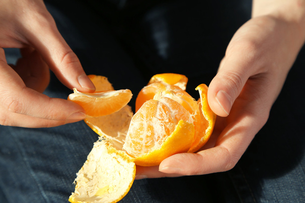 hand peeling ripe  tangerine - Φωτογραφία, εικόνα