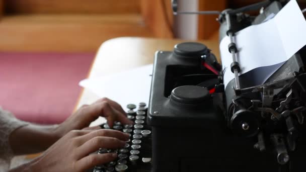 Mujer escritora escribiendo en máquina de escribir antigua
 - Imágenes, Vídeo