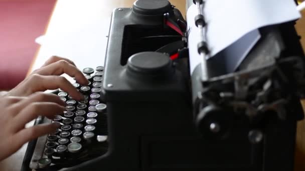 Mãos de uma jovem escritora escrevendo na máquina de escrever antiga
 - Filmagem, Vídeo