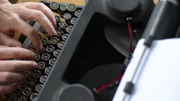 Handen van een jonge vrouw schrijver schrijven op antieke typemachine - Video