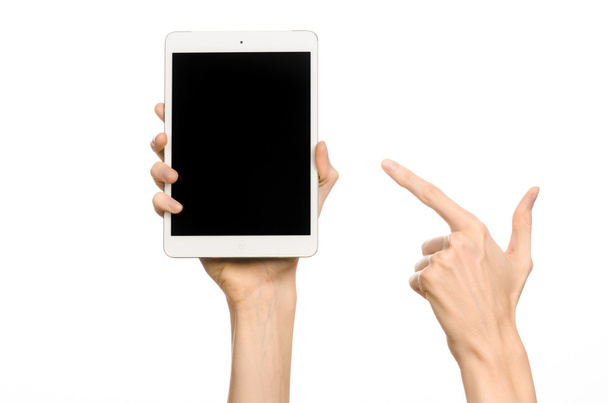 Tema de la pantalla táctil de presentación y publicidad: mano humana sosteniendo un dispositivo de computadora táctil de tableta blanca con pantalla negra táctil aislada sobre un fondo blanco en el estudio
 - Foto, Imagen