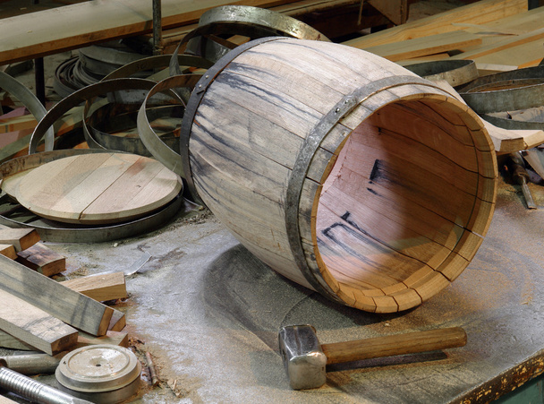vervaardiging van houten vaten in de fabriek - Foto, afbeelding