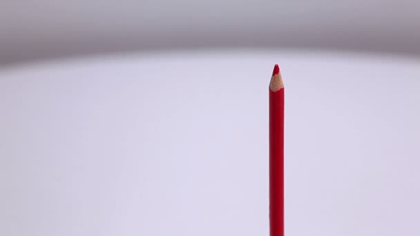 lápiz rojo sobre fondo blanco - Metraje, vídeo