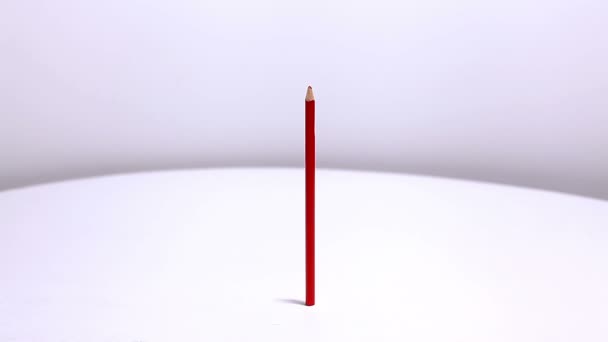 piros ceruza fehér alapon - Felvétel, videó