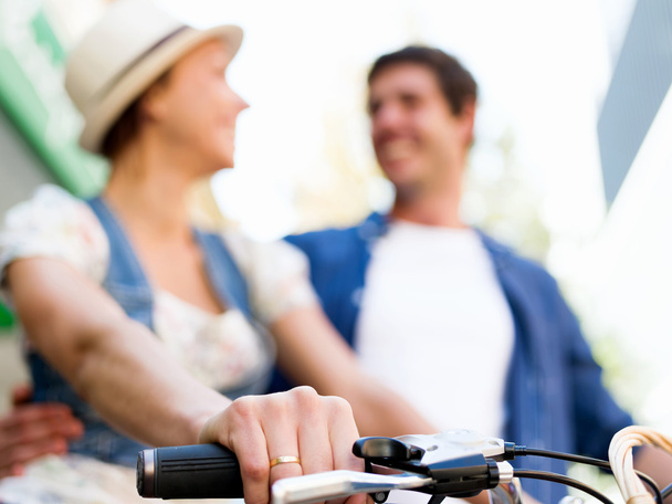 Happy couple in city with bike - Foto, immagini