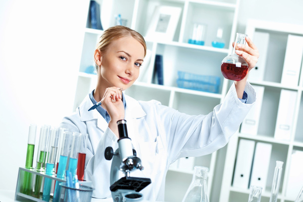 Young scientist working in laboratory - Foto, immagini