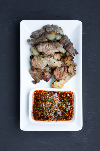  Страви з яловичини - на грилі стейк Їжте пряних тайському стилі соусом. Го - Фото, зображення