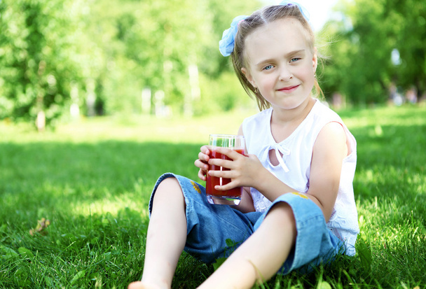 Portrait of a little girl in the park - Φωτογραφία, εικόνα