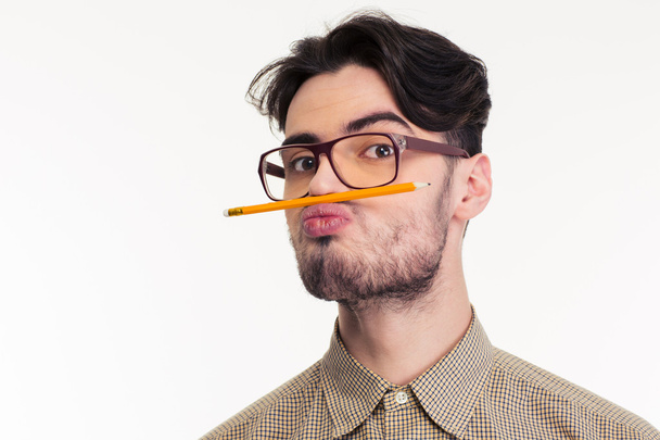 Mann hält Bleistift zwischen Lippe und Nase - Foto, Bild
