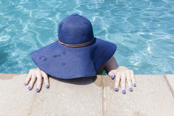 Girl modrá čepice ruce bazén - Fotografie, Obrázek