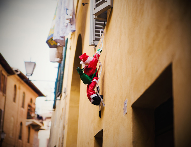  Santa Claus saliendo por la ventana
 - Foto, Imagen
