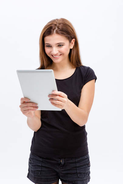 Щаслива мила молода жінка використовує планшетний комп'ютер
 - Фото, зображення