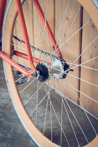 велосипед с фиксированной передачей, припаркованный с деревянной стеной, крупным планом
 - Фото, изображение