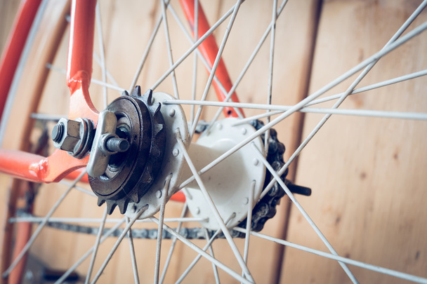 vélo à engrenages fixes garé avec mur en bois, image rapprochée
 - Photo, image