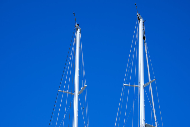 Mastros de veleiros contra um céu azul
 - Foto, Imagem