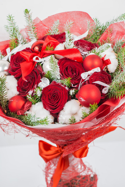 Close-up of Christmas winter bouquet of red rose and cotton in t - Fotoğraf, Görsel
