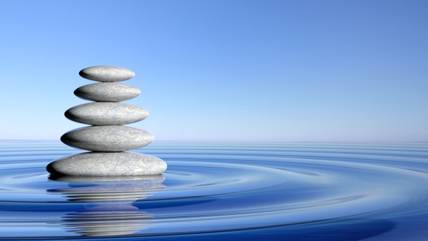Дзен камни стек от больших до малых в воде с круговыми волнами и голубым небом
. - Фото, изображение