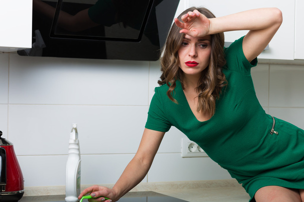 Frau räumt ihre Küche auf - Foto, Bild