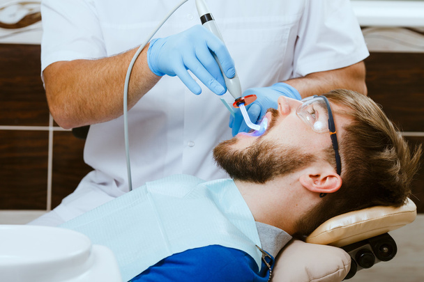 Dentysta i mężczyzna pacjenta - Zdjęcie, obraz
