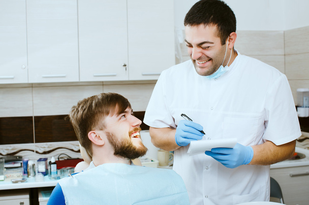 dentista rindo com paciente feliz
 - Foto, Imagem