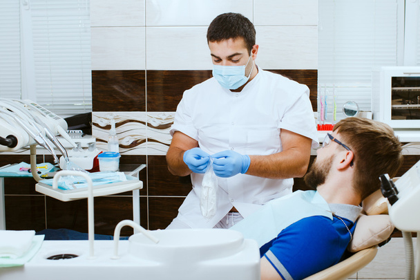 Dentiste déballer le matériel médical
 - Photo, image