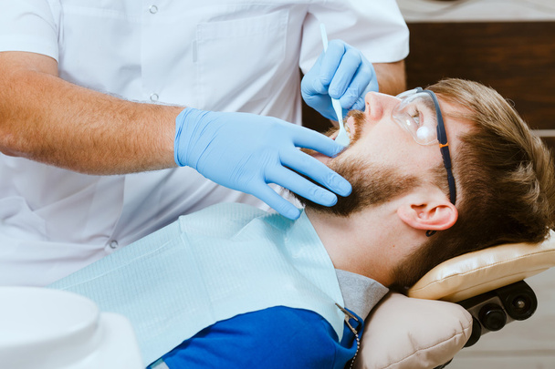 Dentista y paciente masculino
 - Foto, Imagen
