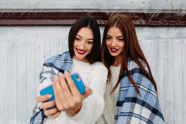Dwie dziewczyny zrobić selfie - Zdjęcie, obraz