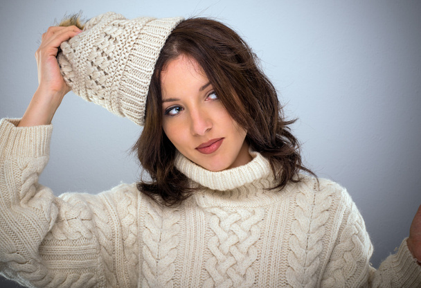 Tyylikäs nuori nainen talvella neuleet
 - Valokuva, kuva