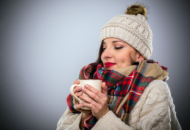 Szczęśliwa kobieta korzystających z kubek gorącej kawy - Zdjęcie, obraz
