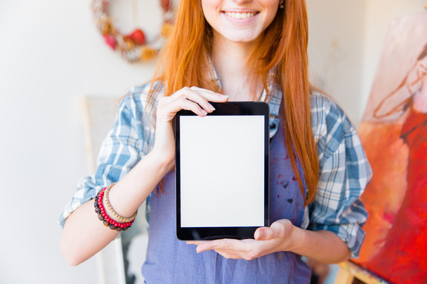 Closeup of smiling pretty woman artist showing blank screen tablet - Foto, Imagen