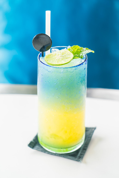 Colorful lemon cocktail - Foto, imagen