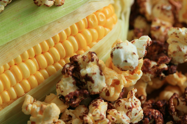 heerlijke popcorn en verse maïs - Foto, afbeelding