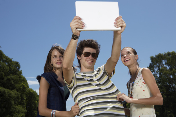 trois adolescents avec ordinateur portable
 - Photo, image