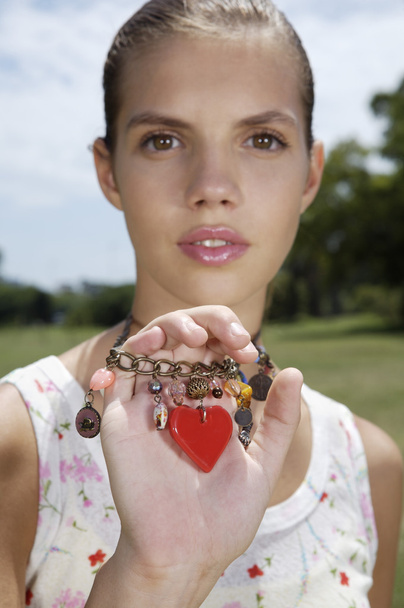  adolescente chica sosteniendo collar
 - Foto, imagen