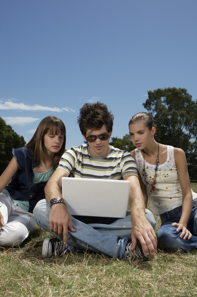drei Teenager mit Laptop - Foto, Bild