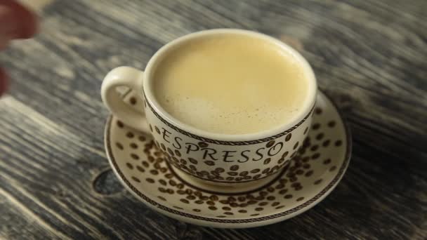 Tasse de café sur table en bois vintage
 - Séquence, vidéo