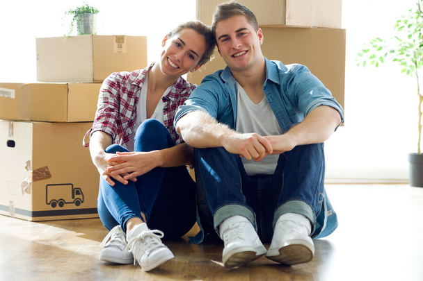 Pretty young couple moving in new home. - Photo, Image