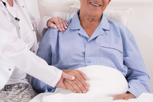 Медсестра тримає руку пацієнта
 - Фото, зображення